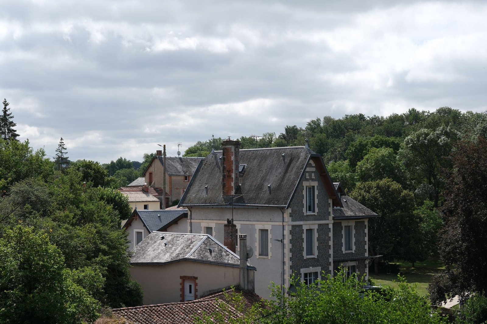 Village en pierre typique de campagne française