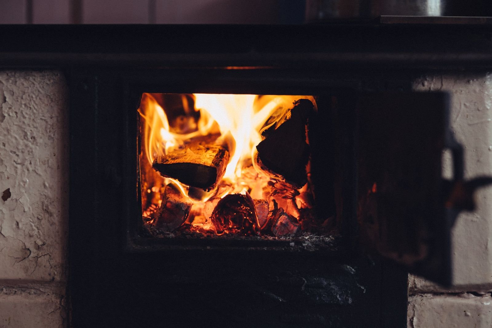 Feu de bois aux flammes vives dans une cheminée