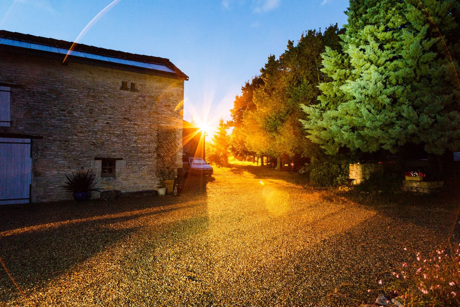 Grande bâtisse de campagne au soleil couchant