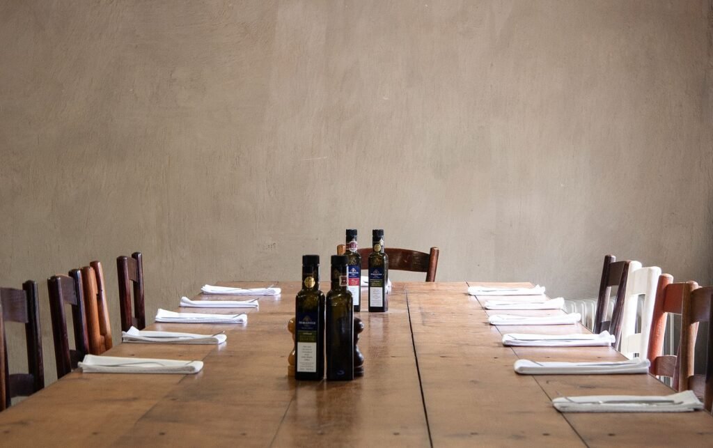 Longue table en bois dressée pour un grand repas de groupe