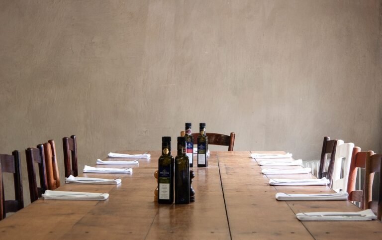 Longue table en bois dressée pour un grand repas de groupe