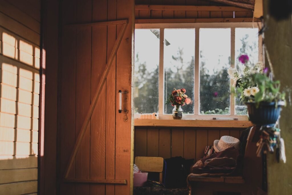 Intérieur chaleureux de maison de campagne, meubles en bois et bouquet de fleurs séchées