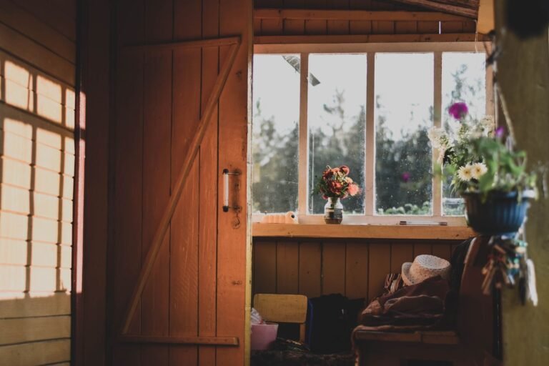 Intérieur chaleureux de maison de campagne, meubles en bois et bouquet de fleurs séchées