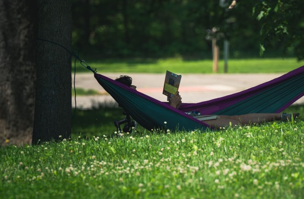 Moment de lecture dans un hamac sous un arbre, un après-midi d'été à la campagne