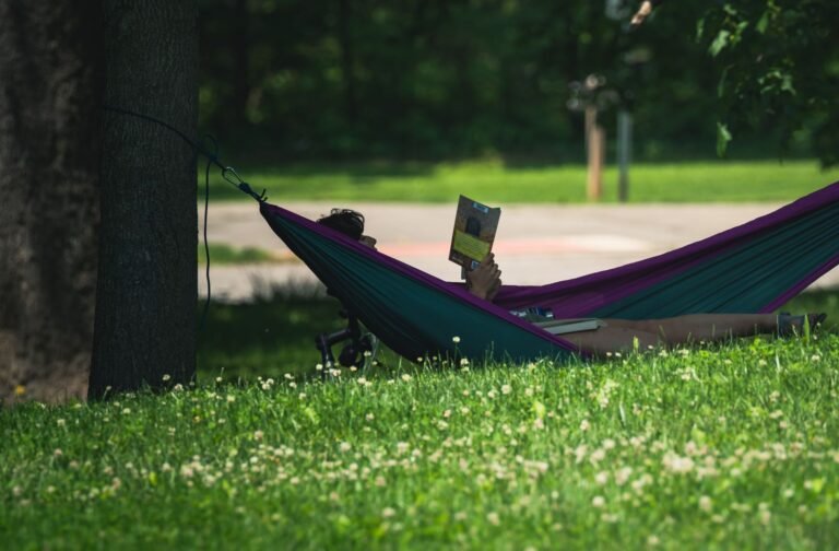 Moment de lecture dans un hamac sous un arbre, un après-midi d'été à la campagne
