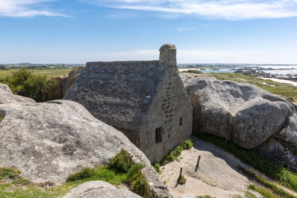 Maison bretonne en pierre nichée entre les rochers de granit, côte de Kerlouan en Bretagne