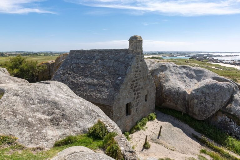 Maison bretonne en pierre nichée entre les rochers de granit, côte de Kerlouan en Bretagne