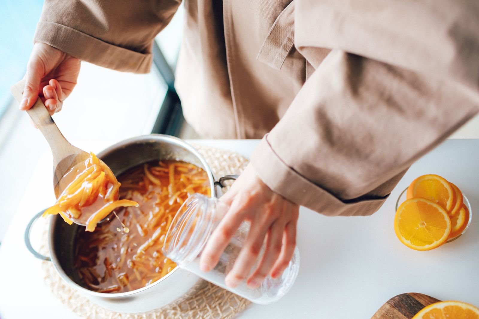 Mise en pot d'une confiture maison depuis la bassine de cuisson