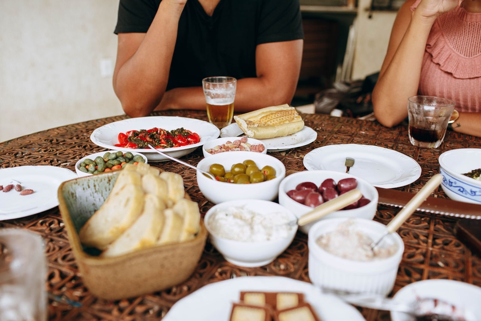 Plats partagés sur une grande table conviviale