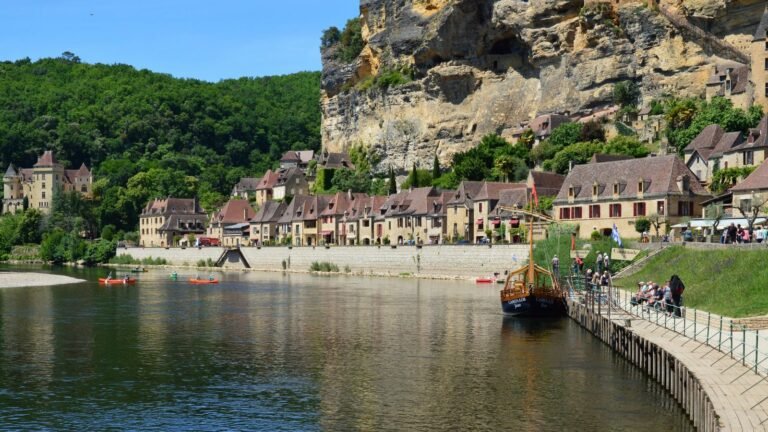 Village ancien au bord de la rivière Dordogne, maisons de pierre et verdure