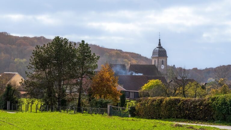 Village français et son clocher au milieu de la campagne