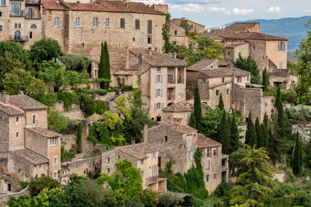 Village perché aux maisons de pierre entouré de verdure