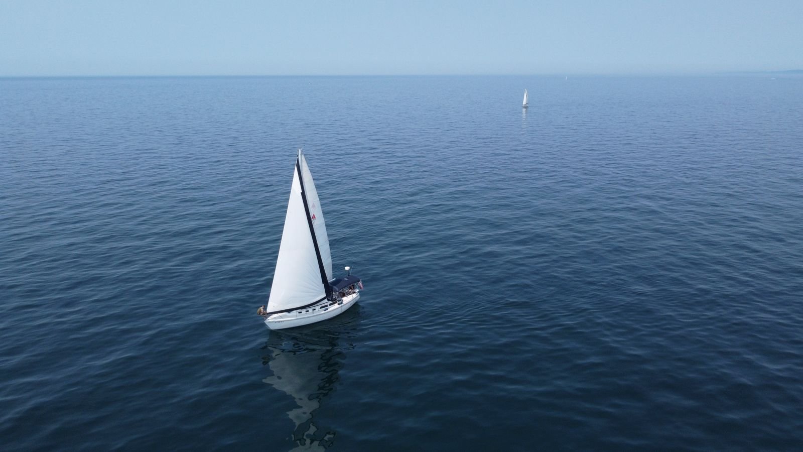Voiliers naviguant sur les eaux calmes d'un grand lac en été